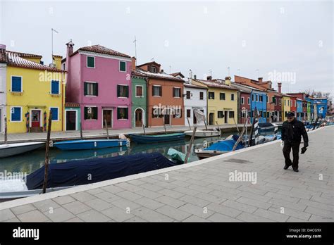 Los Coloridos Edificios Y Fachadas La Isla De Burano Venecia Italia