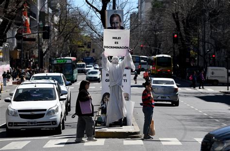 La estatua viviente de La Plata reapareció con mensajes contra Javier Milei