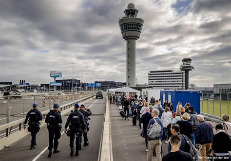 Schiphol Weer Rijen In Meivakantie Maar Lengte Zal Meevallen Nieuws Nl