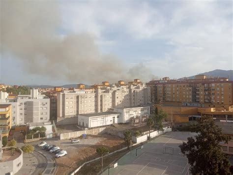 Combaten Un Incendio En Una Zona De Vegetaci N Junto A La A En