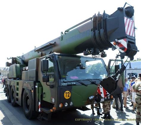 Matériels et véhicules la Grue Liebherr de l Armée de Terre