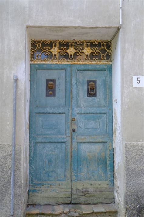 Velha Porta De Madeira Azul Batedores Metálicos Na Cidade Design