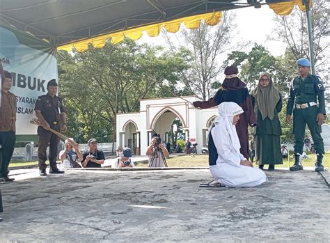 Melanggar Syariat Islam Ibu Rumah Tangga Dan Dua Pria Dicambuk Di Aceh