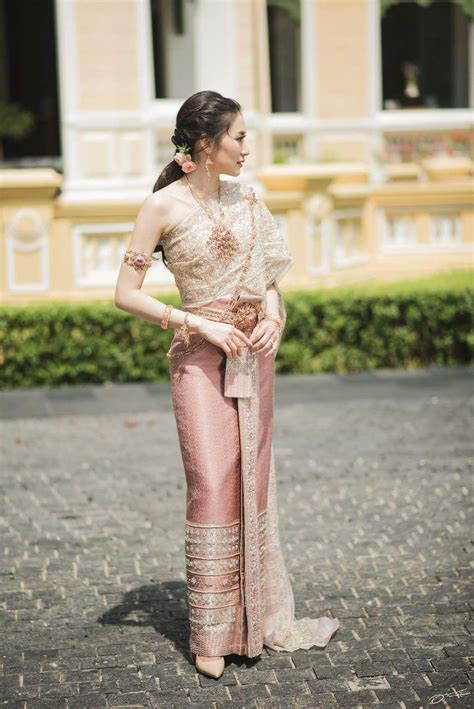 ปักพินโดย Priya Avi Sasi ใน Thai Traditional Dresses