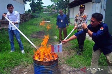 KPU Kudus Memusnahkan 6 359 Lembar Surat Suara Pilkada Yang Rusak