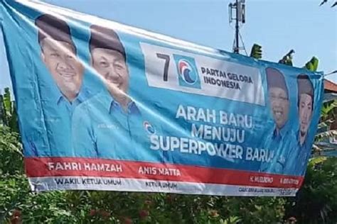 Spanduk Partai Gelora Diturunkan Satpol PP Sebut Dipasang Tak Sesuai