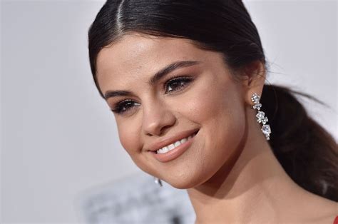 Selena Gomez Vie Pratique F Minin