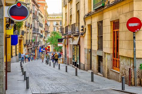 Las 10 calles más populares de Madrid Disfruta de un paseo por las