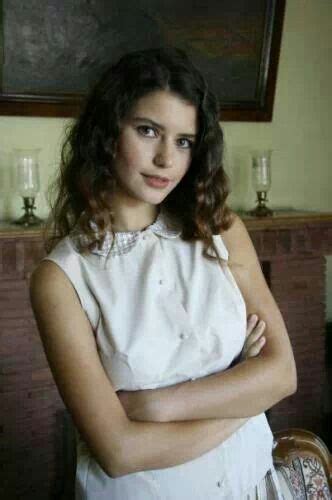 Pin By Maggie On Beren Saat Turkish Women Beautiful Turkish Beauty