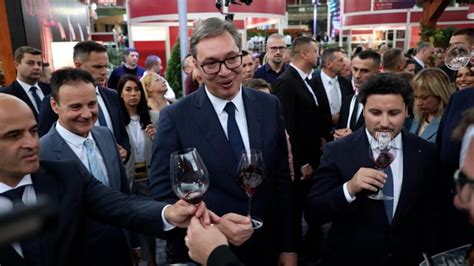 "Pravi se u najkvalitetnijim godinama": Pogledajte koje vino je Vučić ...