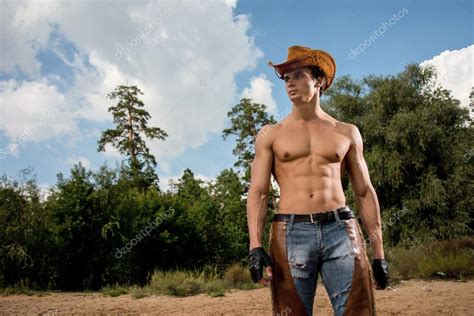 deportivo atlético musculoso hombre sexy en un traje de vaquero