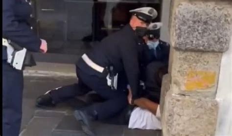 Un Ragazzo Nero Non Si Ferma All Alt La Polizia Lo Getta A Terra