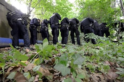 Fotostrecke Schlossgarten Stuttgart Zwei Leichen In Koffern Entdeckt