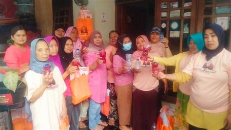 Mak Ganjar Gelar Pelatihan Buat Asbak Dari Botol Bekas Air Mineral