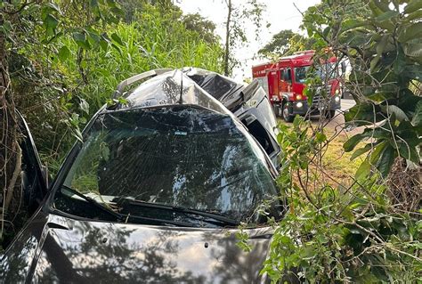 Motorista Fica Ferido Ap S Carro Colidir Em Rvore Em Rodovia Na Regi O