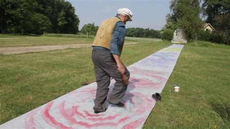 L Artiste Hafis Bertschinger Fait Une Performance Au Ch Teau De Grignon