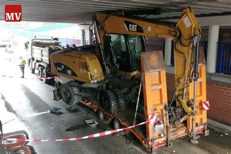 Tieflader rammt Bahnbrücke in Mesum