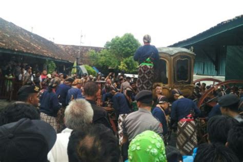 Foto Jamasan Kereta Pusaka Keraton Yogyakarta Dan Sisa Air Yang