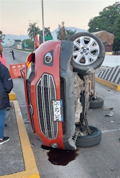 Camioneta Familiar Vuelca En La Autopista Puebla C Rdoba