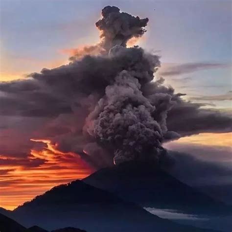 【视频】阿贡火山今晨爆发！居民紧急撤离巴厘岛印度澳大利亚新浪新闻