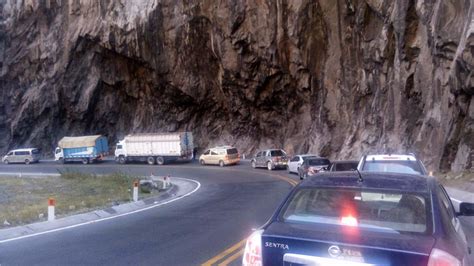 Vehículos avanzan lentamente por la carretera central causando