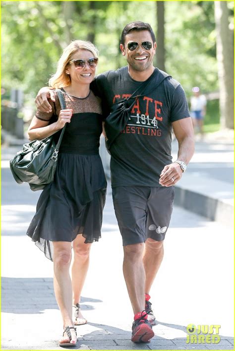 Kelly Ripa And Hubby Mark Consuelos Go On Romantic Stroll Photo 3676197