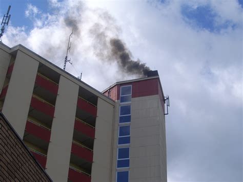 Starke Rauchentwicklung Aus Dach Hochhaus Freiwillige Feuerwehr Pinneberg