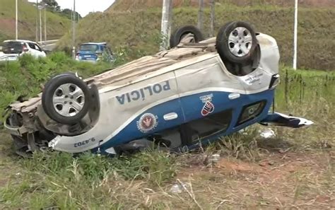 Policiais ficam feridos após viatura capotar em Salvador Bahia G1