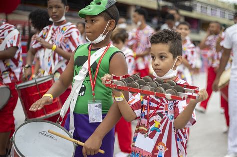 Escolas Mirins Cruzam O Samb Bromo Muita Cor E Alegria No