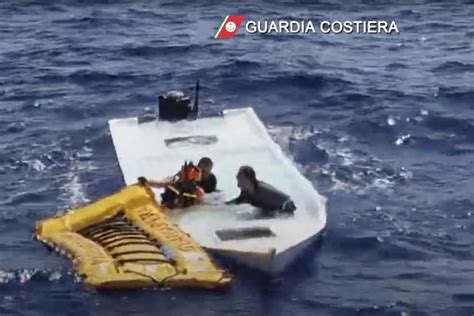 Lampedusa Recuperati Sette Corpi Donna Partorisce Su Un Barcone Il