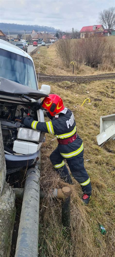 FOTO Grav accident în Mureș O autoutilitară a intrat violent într un