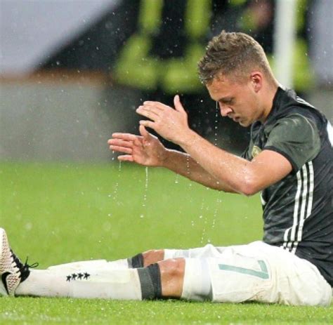 sp Fußball EM 2016 DFB Training Kimmich Weigl Meldung Kimmich erkältet