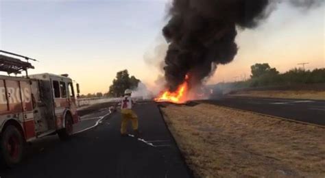 Cierran carretera a Delicias por volcadura de tráiler cargado de diésel