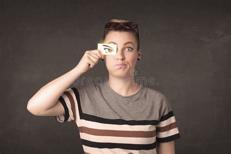 El Joven Fresco Que Mira Con Una Mano De Papel Dibujada Observa Foto De