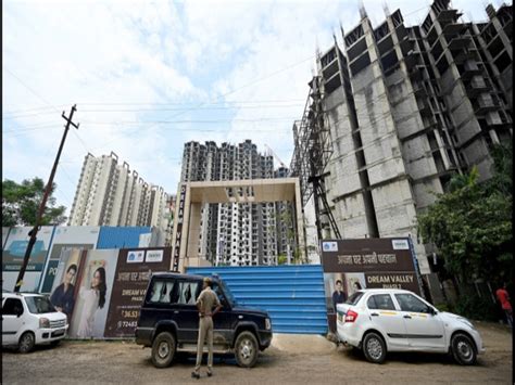 Greater Noida Amrapali Dream Valley Lift Accident Construction Company