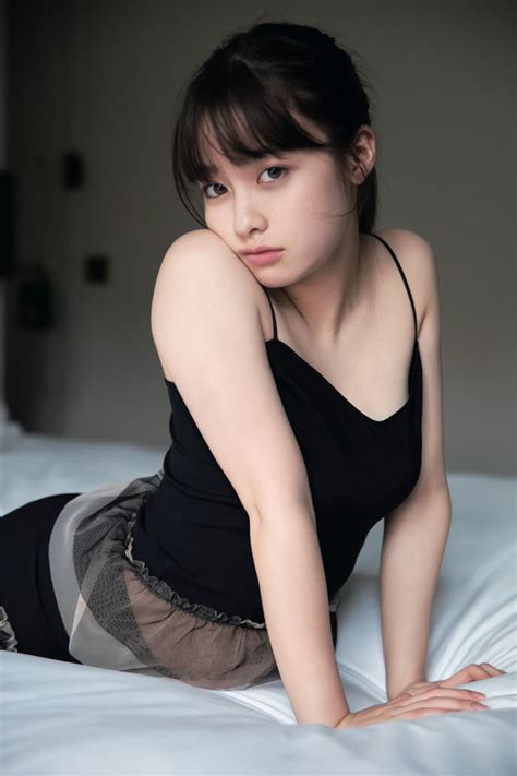 10代最後で魅せるセクシーなカットも！橋本環奈のセカンド写真集『naturel』が発売 1枚目の写真・画像 Rbb Today