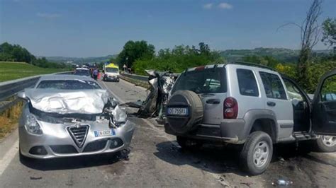 Suv Travolge Un Utilitaria A Carr Due Morti E Tre Feriti