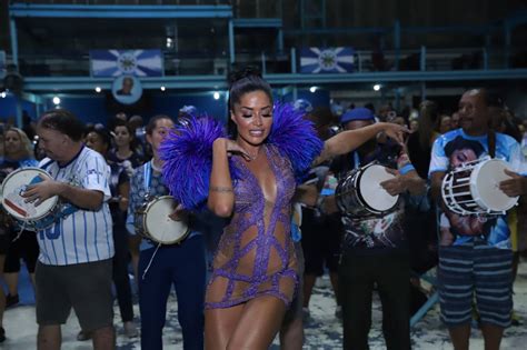 Aline Riscado mostra corpão escultural em ensaio da Vila Isabel MH