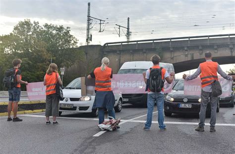 Klima Aktivisten Blockieren B Am Leuzeknoten