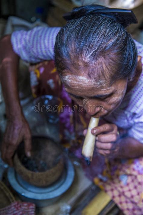 Mulher Burmese Que Fuma Um Charuto Do Charuto Fotografia Editorial