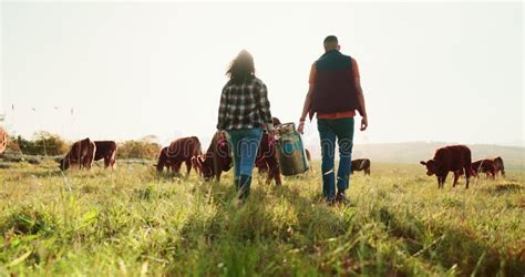 Agricultura Agrícola Y Ganadería Con Un Hombre Y Una Mujer Trabajando