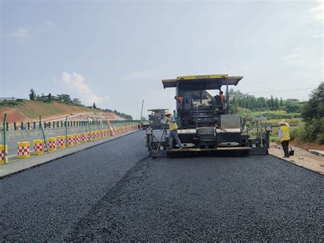 白新一标开启全线首段沥青摊铺作业 生产经营 湖南路桥建设集团有限责任公司