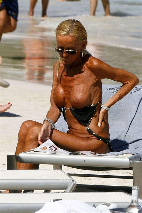 Donatella Versace Cought Exposing Her Big Tits On Beach Paparazzi Pictures Porn Pictures Xxx