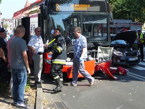 Wypadek W Centrum Nowej Soli Autobus Zderzy Si Z Samochodem Osobowym