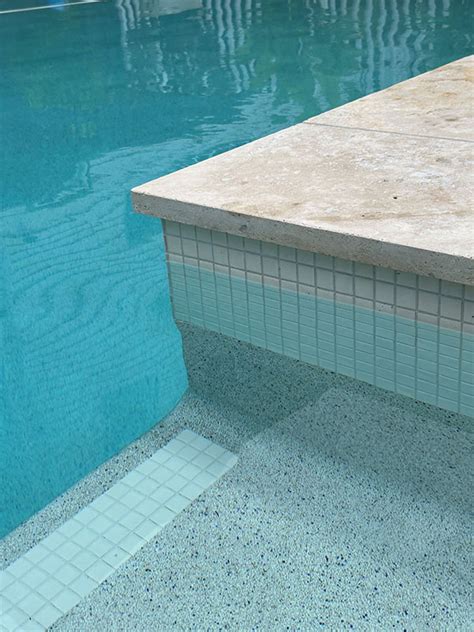 Vanilla Wavy 23mm Ceramic Mosaic Pool Tiles CMC552