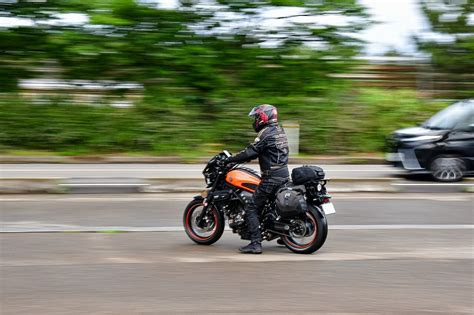 Contrôle technique des deux roues les motards manifestent en ville