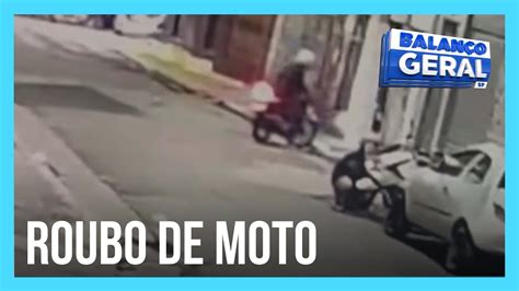 Câmera flagra dupla roubando moto em menos de 20 segundos YouTube