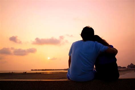 premium photo couple   beach  sunrise