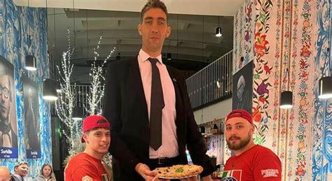 Luomo Più Alto Del Mondo A Cena Da Sorbillo «ha Mangiato La Pizza Con