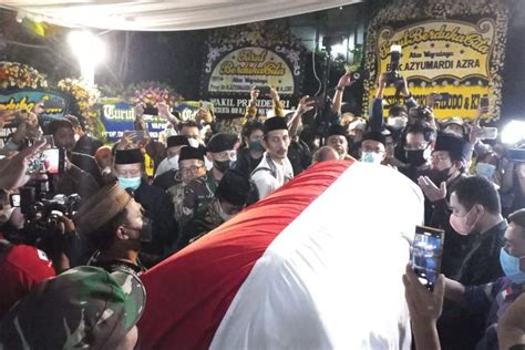 Foto Tiba Di Ciputat Tengah Malam Jenazah Azyumardi Azra Akan